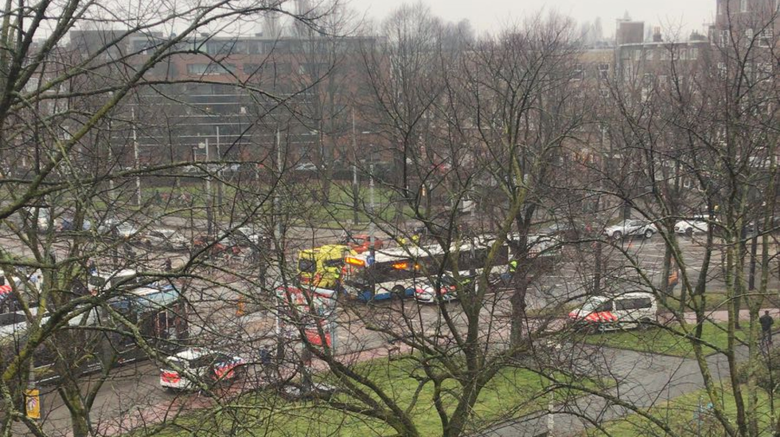 Ongeval met bus op Victorieplein: tramverkeer belemmerd