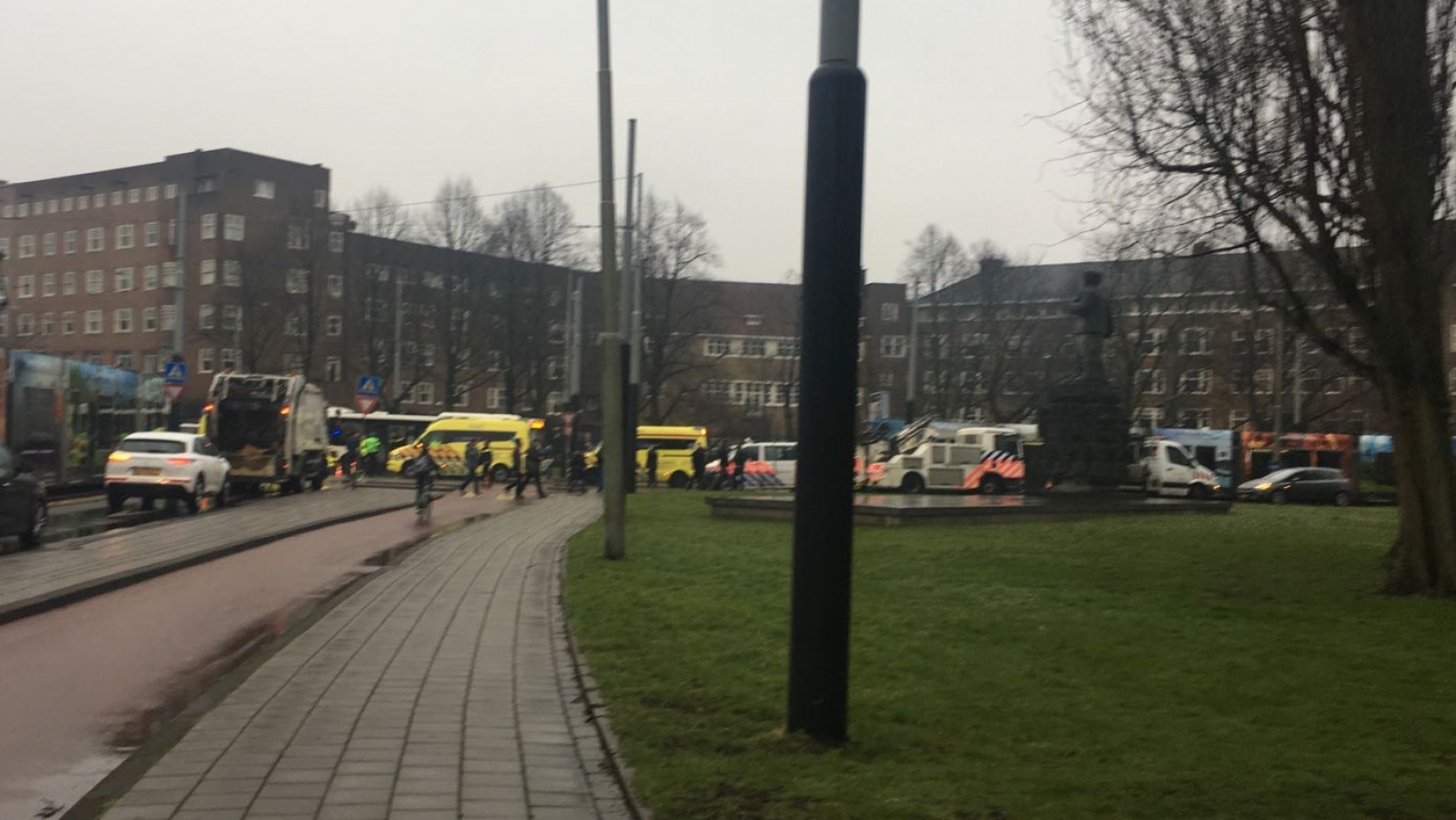 Ongeval met bus op Victorieplein: tramverkeer belemmerd
