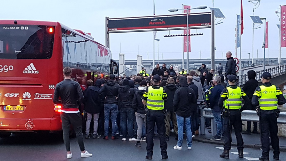 Ziedende Ajax-fans Versperren Doorgang Van Spelersbus En Confronteren ...