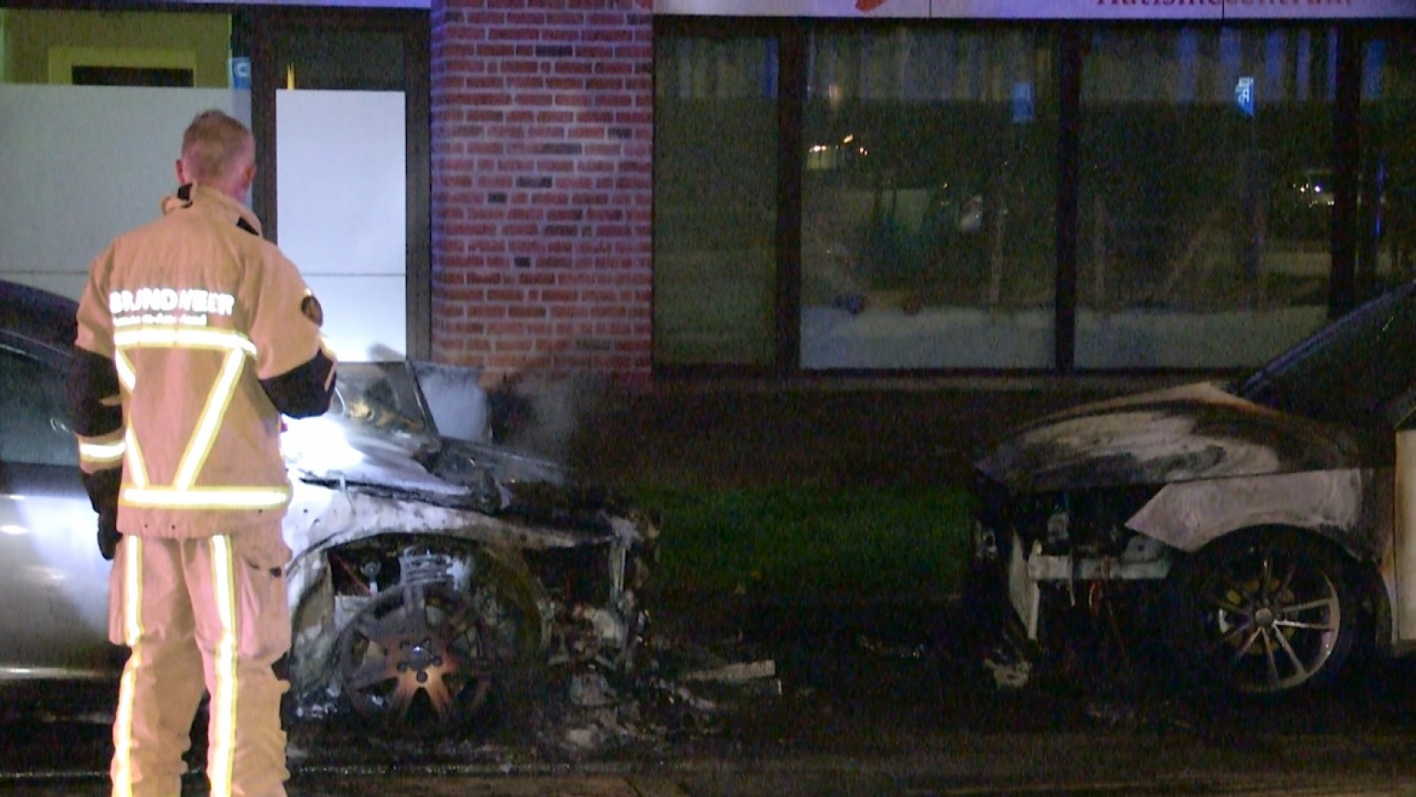 Twee auto's uitgebrand op IJburg; politie zoekt verdachten