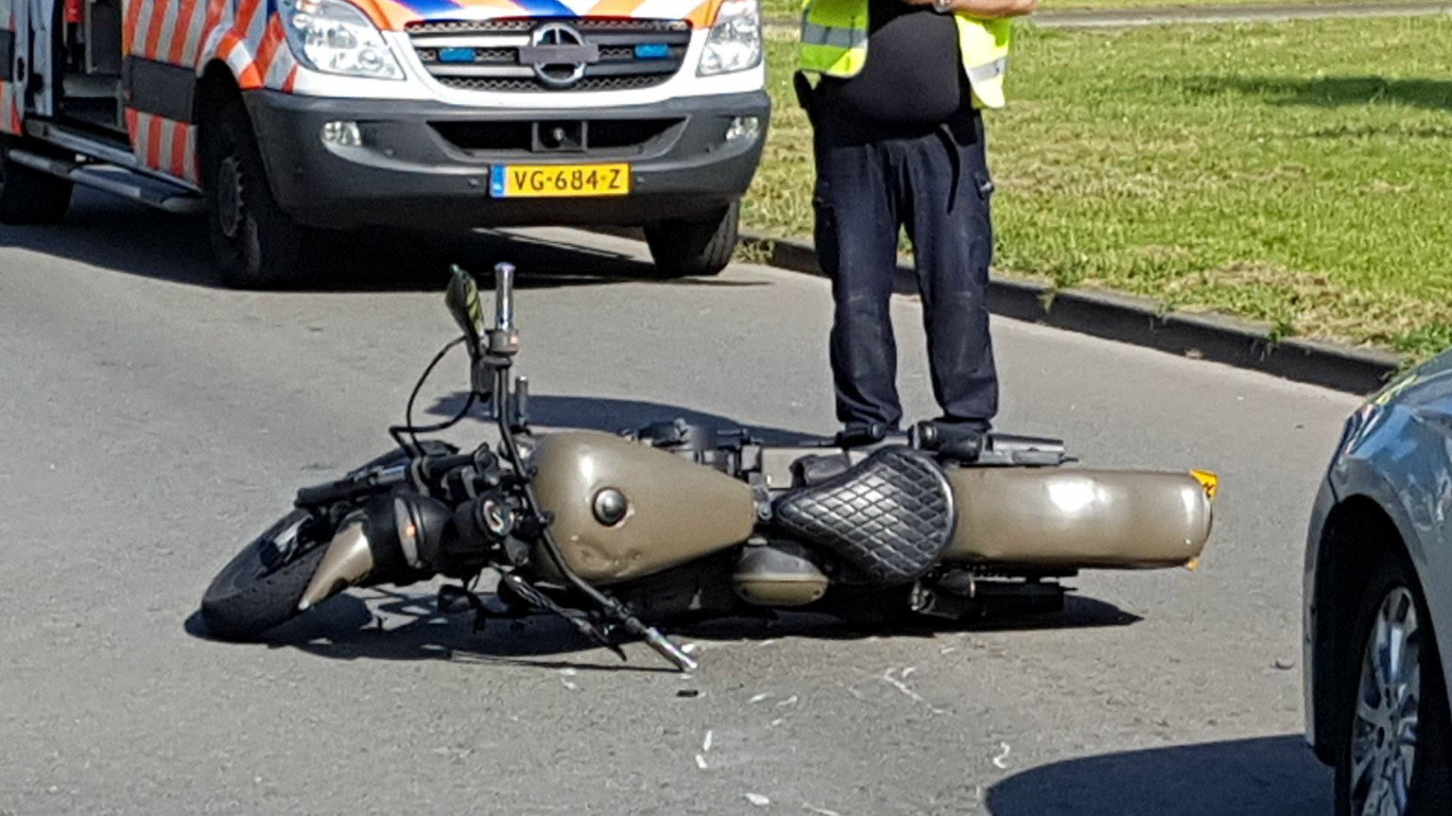 Motorrijder gewond bij aanrijding met lesauto in Westpoort