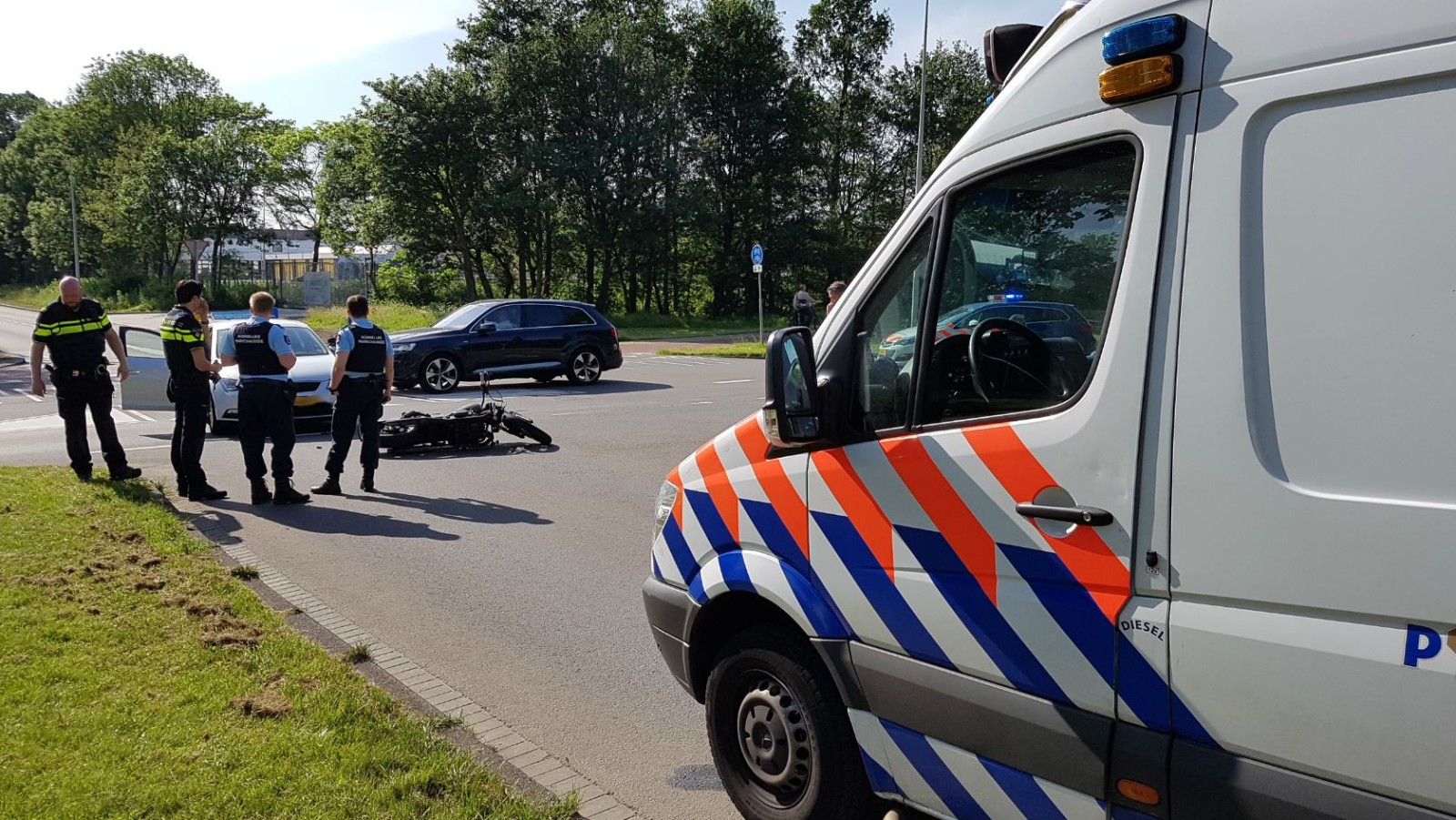 Motorrijder gewond bij aanrijding met lesauto in Westpoort