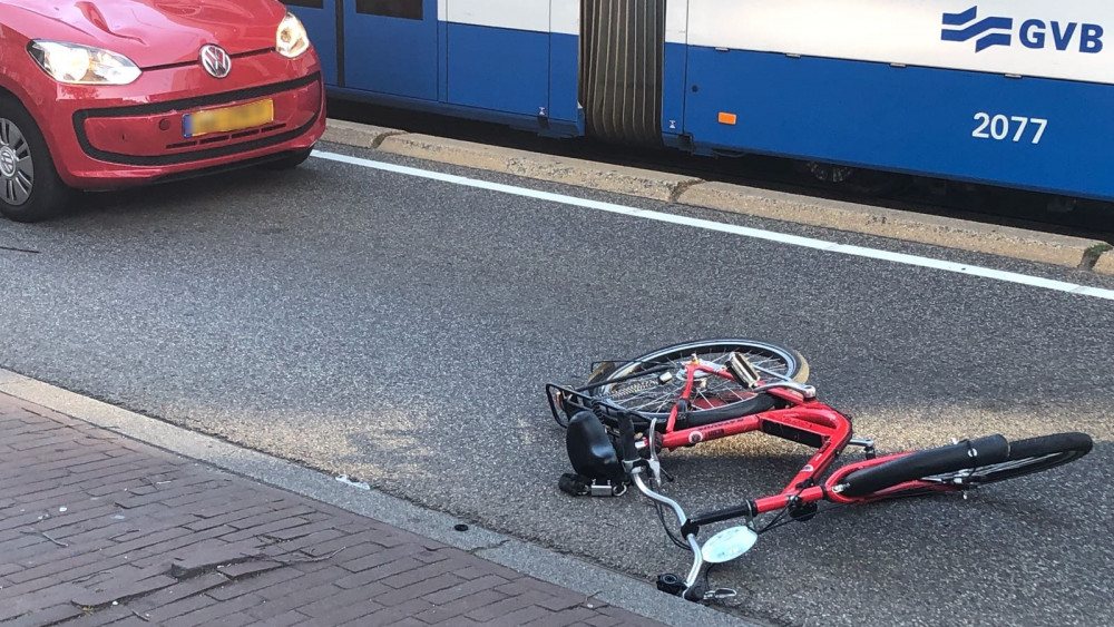 Zware Aanrijding Tussen Fietser En Auto Op Overtoom - AT5