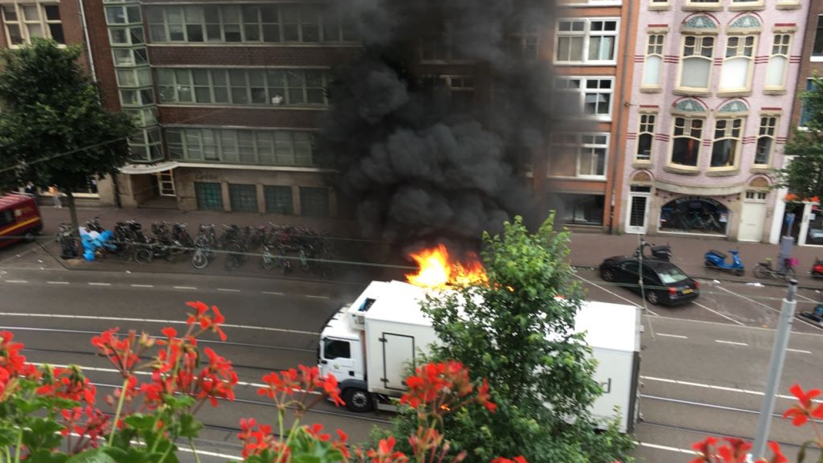 Vrachtwagen in brand Nieuwezijds Voorburgwal