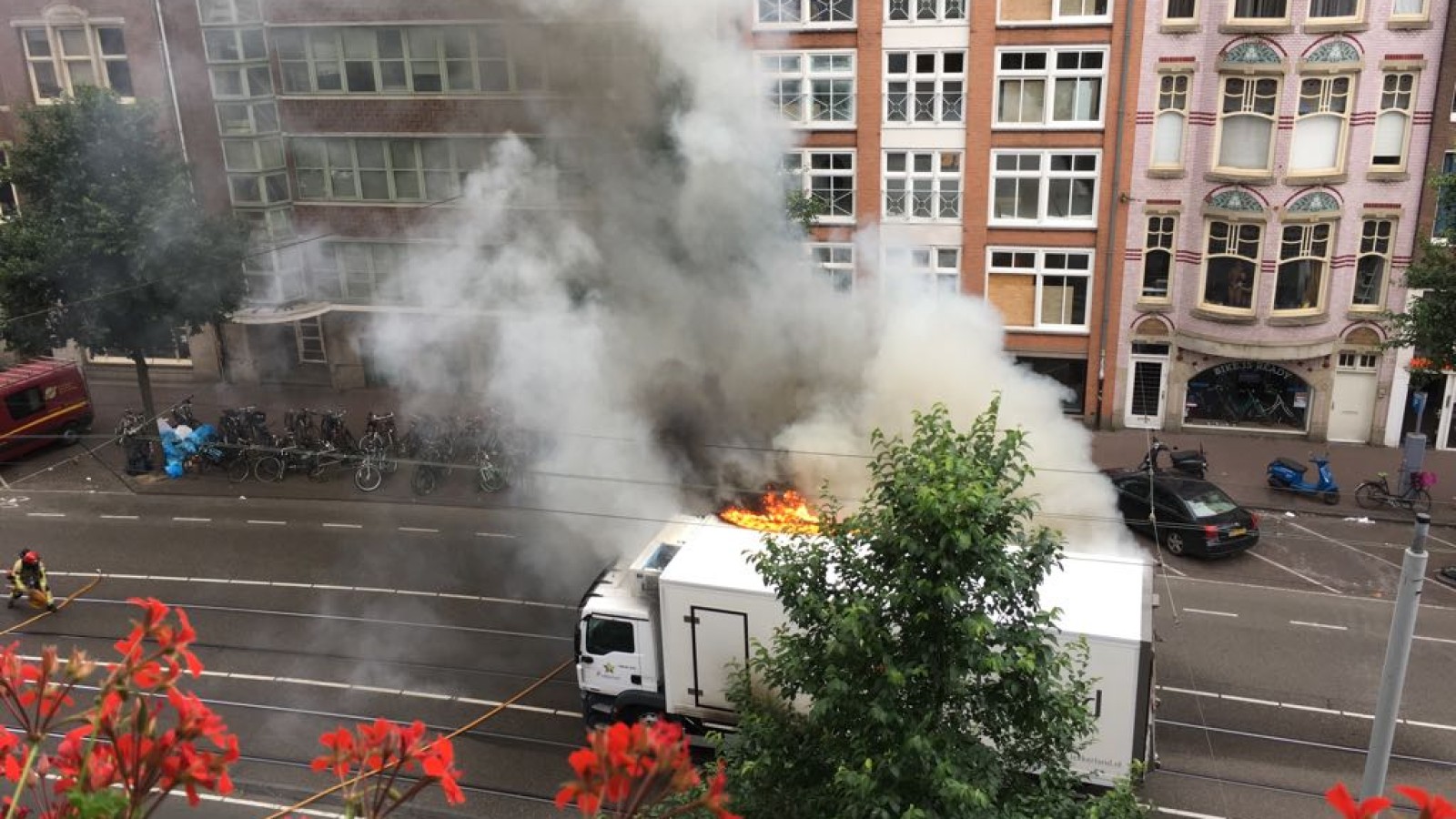 Vrachtwagen in brand Nieuwezijds Voorburgwal