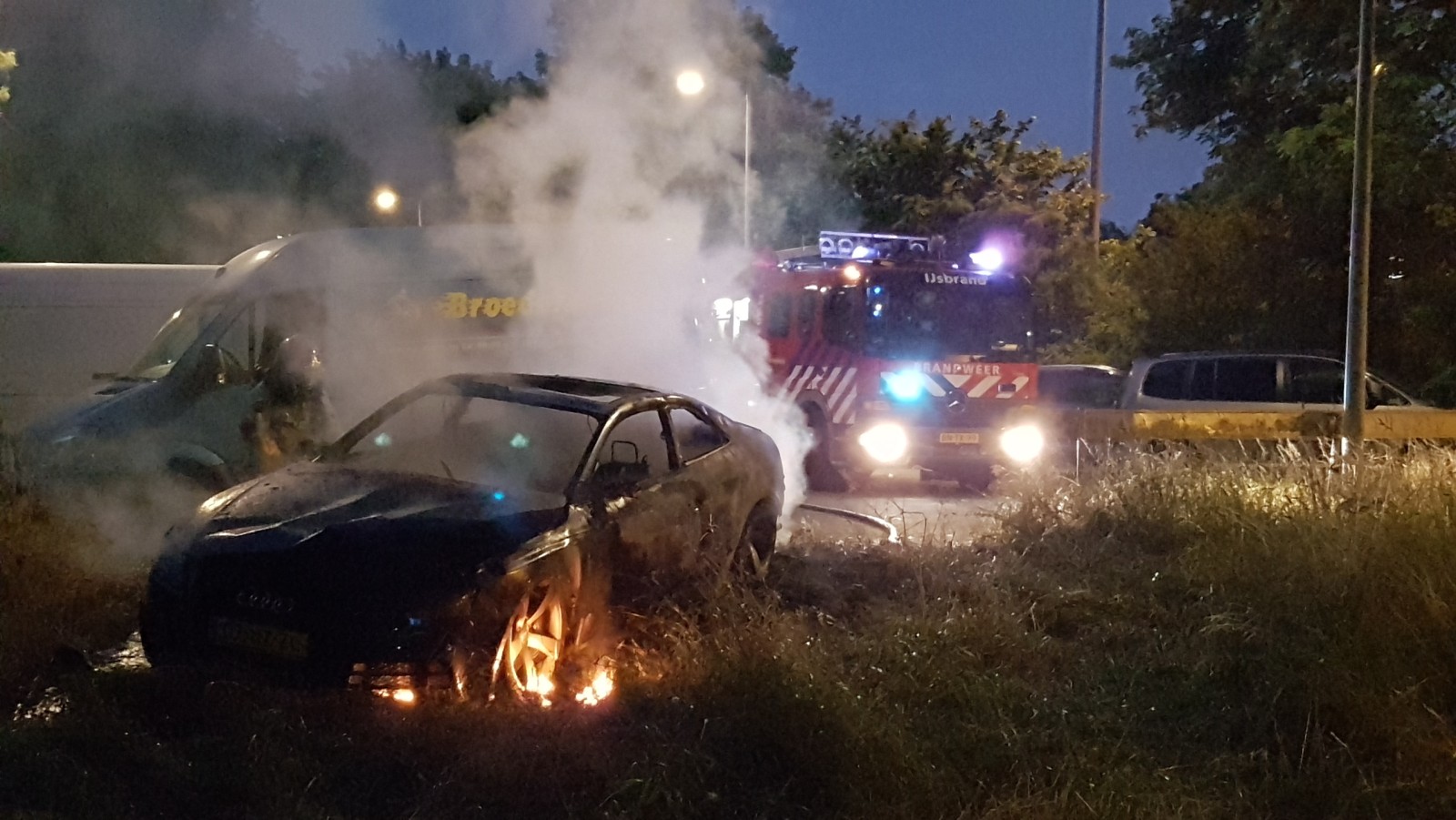 Audi uitgebrand in de buurt van A10 in Noord