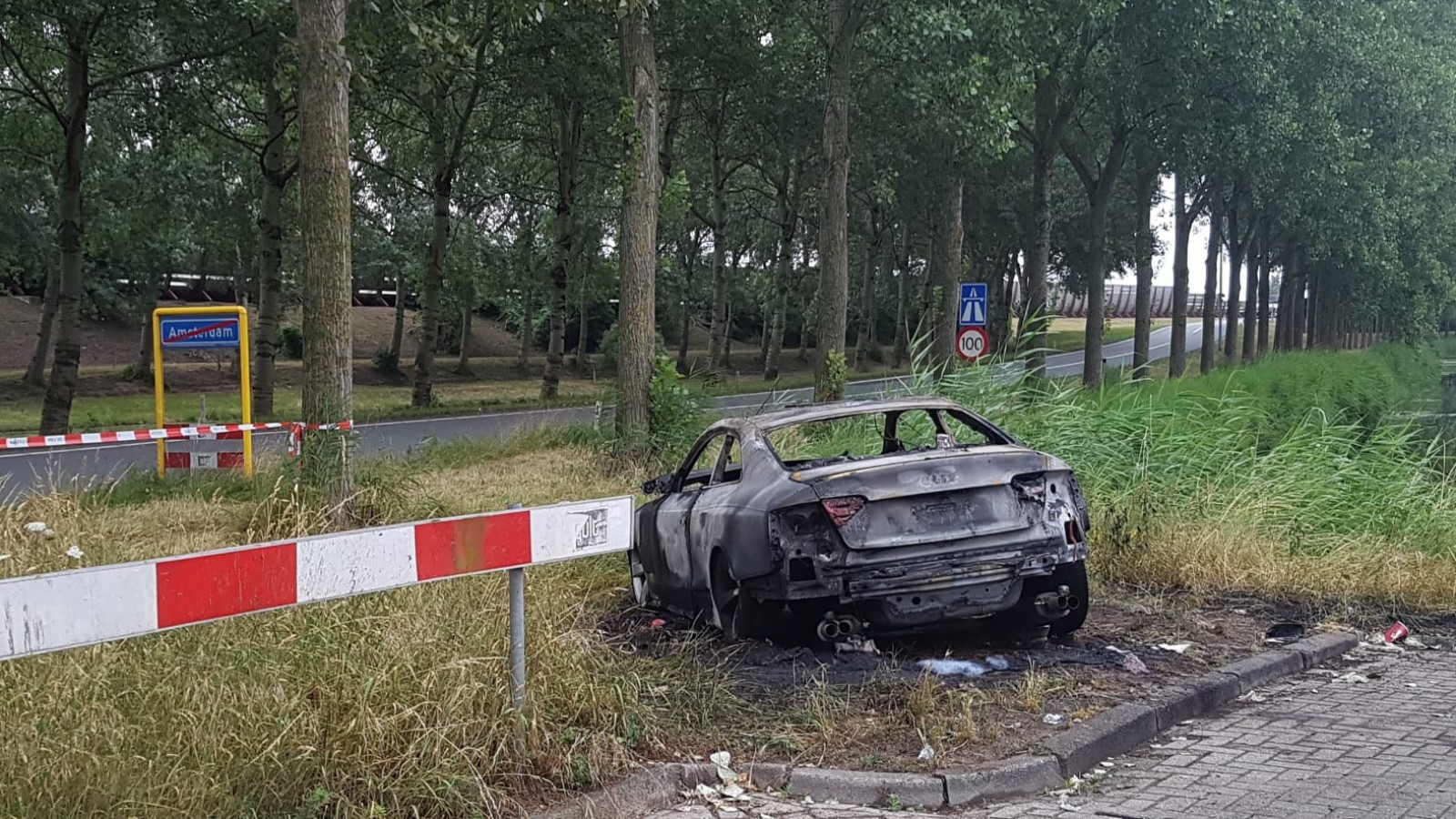 Donkerkleurige Audi uitgebrand bij A10 in Noord