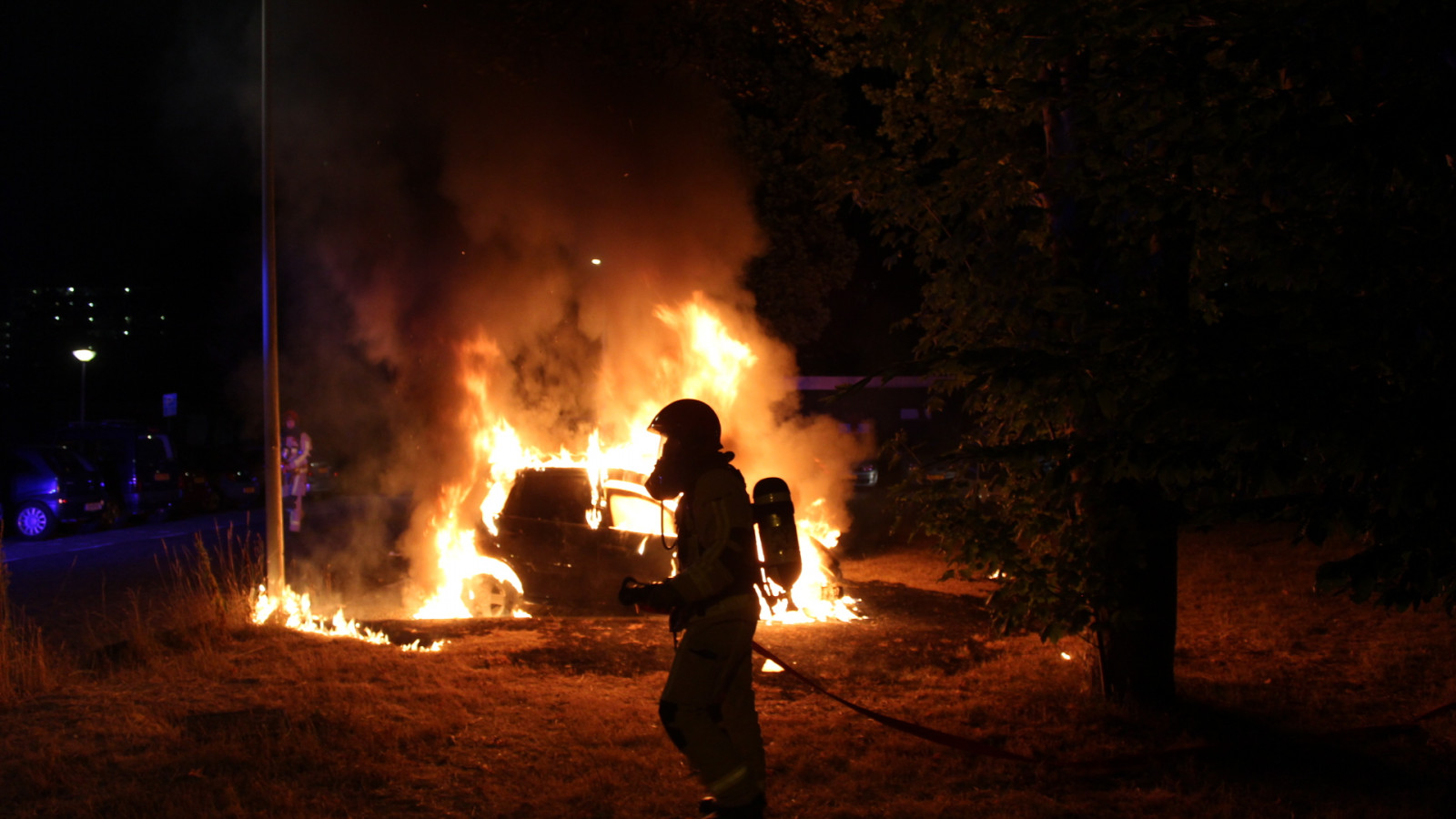 Wederom auto in vlammen op in Noord; politie doet onderzoek