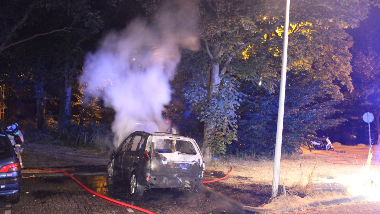Wederom auto in vlammen op in Noord; politie doet onderzoek