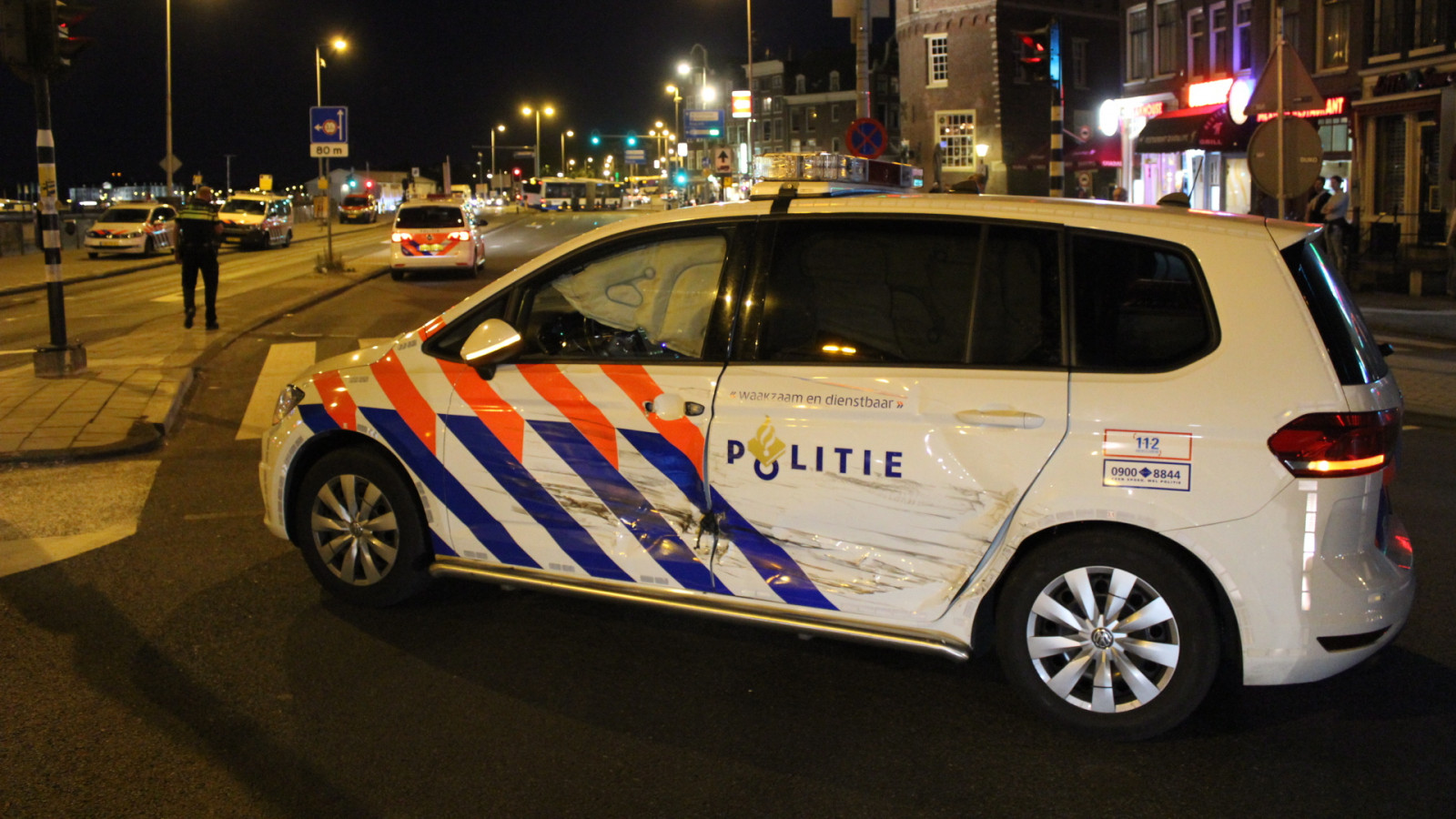 Twee agenten gewond na botsing tussen politieauto's op Prins Hendrikkade