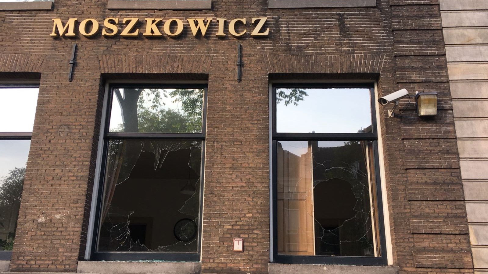 Ruiten ingegooid bij voormalig kantoor Moszkowicz aan Herengracht