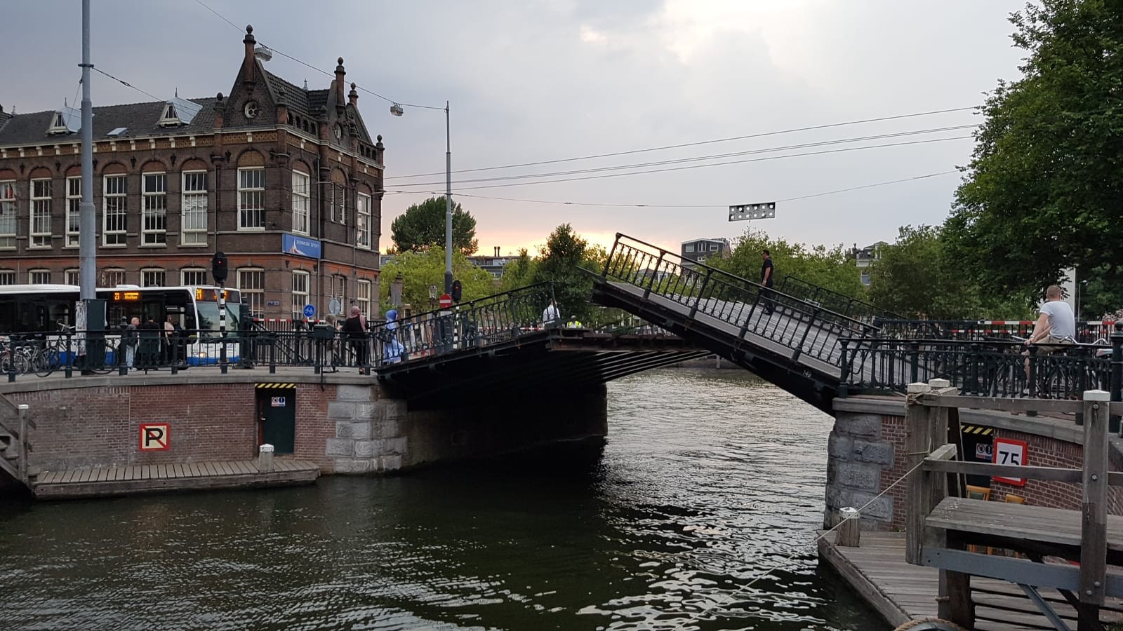brug marnixstraat schiet plotseling omhoog
