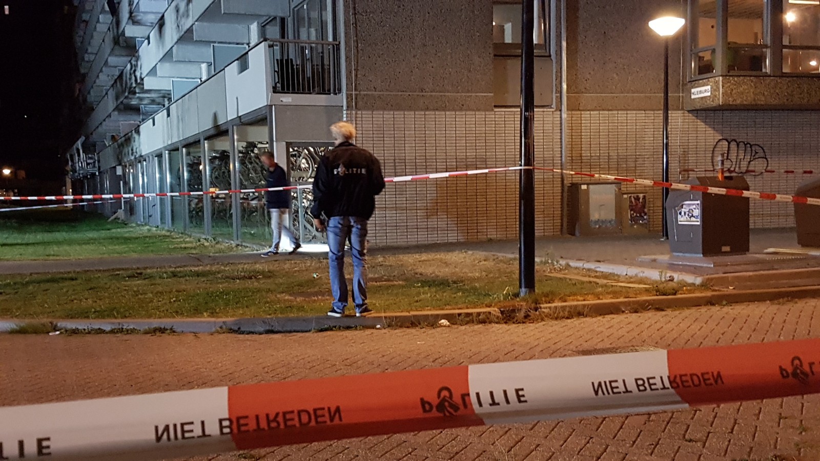 Man neergeschoten bij flat Kleiburg in Zuidoost