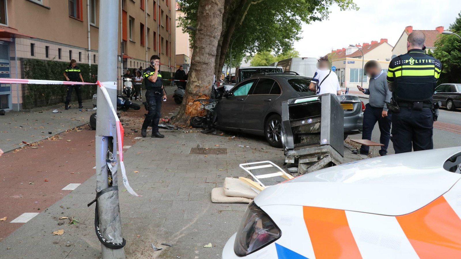 Ravage na ongeluk in Ruys de Beerenbrouckstraat in Geuzenveld