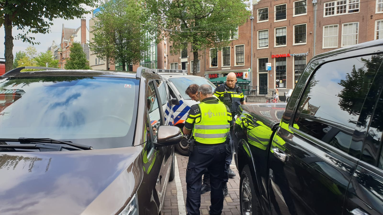 Onderzoek bij auto na aanrijding verkeersregelaar Nieuwezijds Voorburgwal