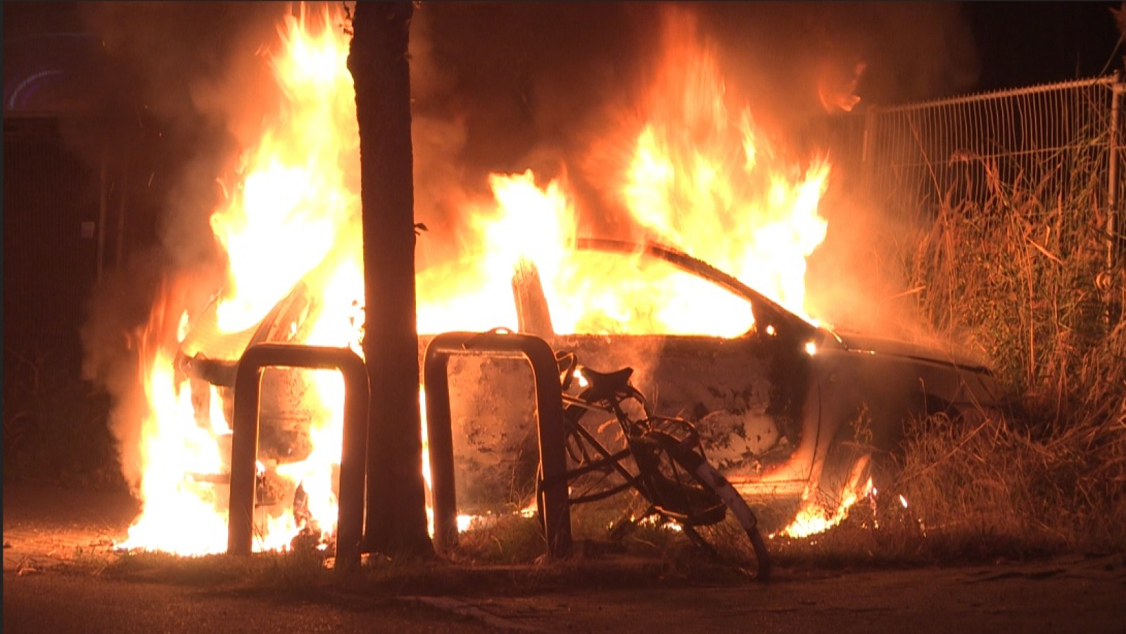 Auto met Brits kenteken in brand in Noord