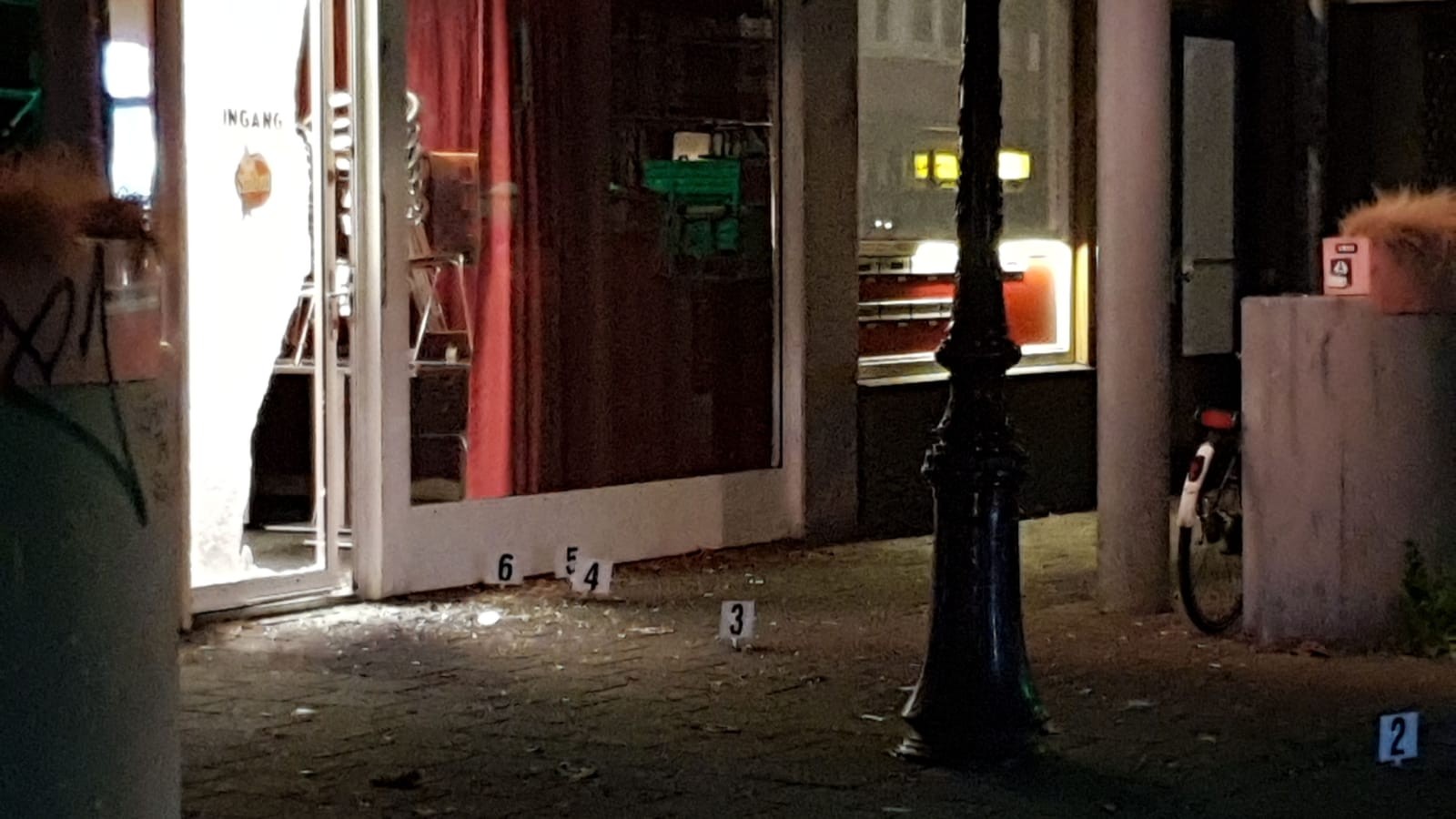 Snackbar onder vuur genomen in Eerste Oosterparkstraat