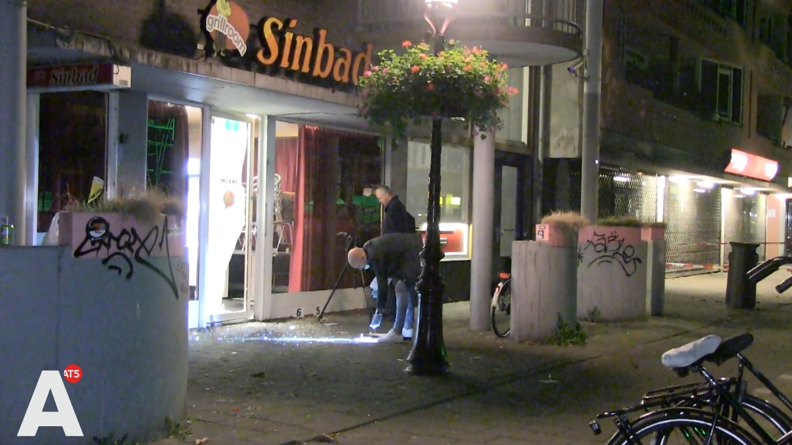 Snackbar Sinbad beschoten in Eerste Oosterparkstraat