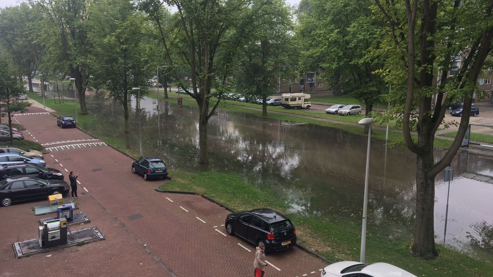 Flinke overstroming op IJdoornlaan in Noord