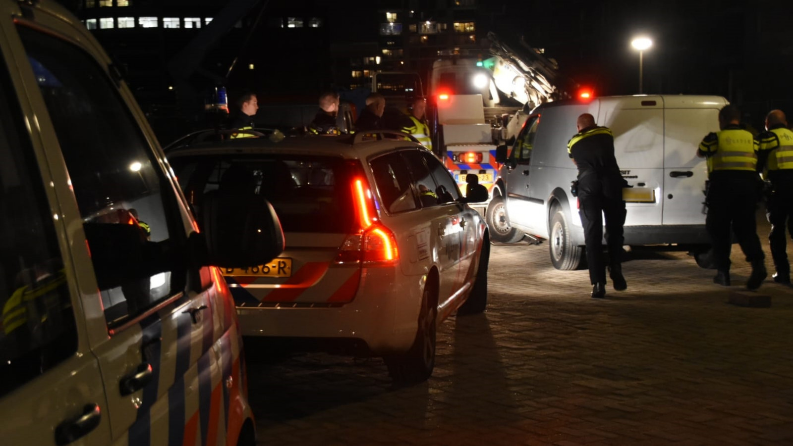 Zoekactie politie na vondst bestelbus in Diemen