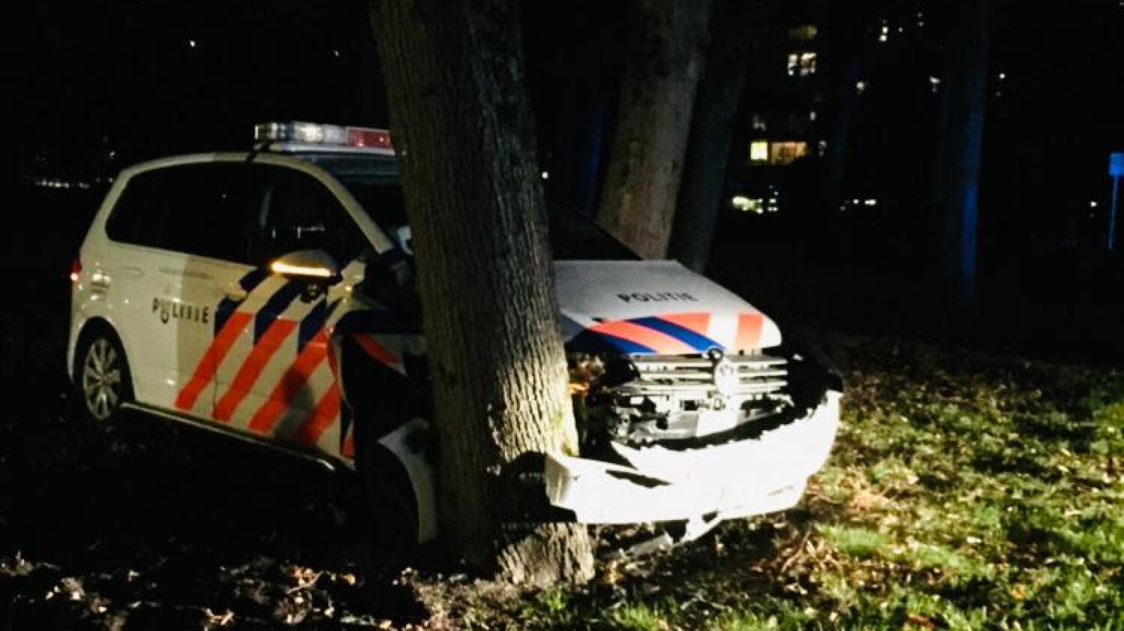 Politieauto knalt op boom bij achtervolging