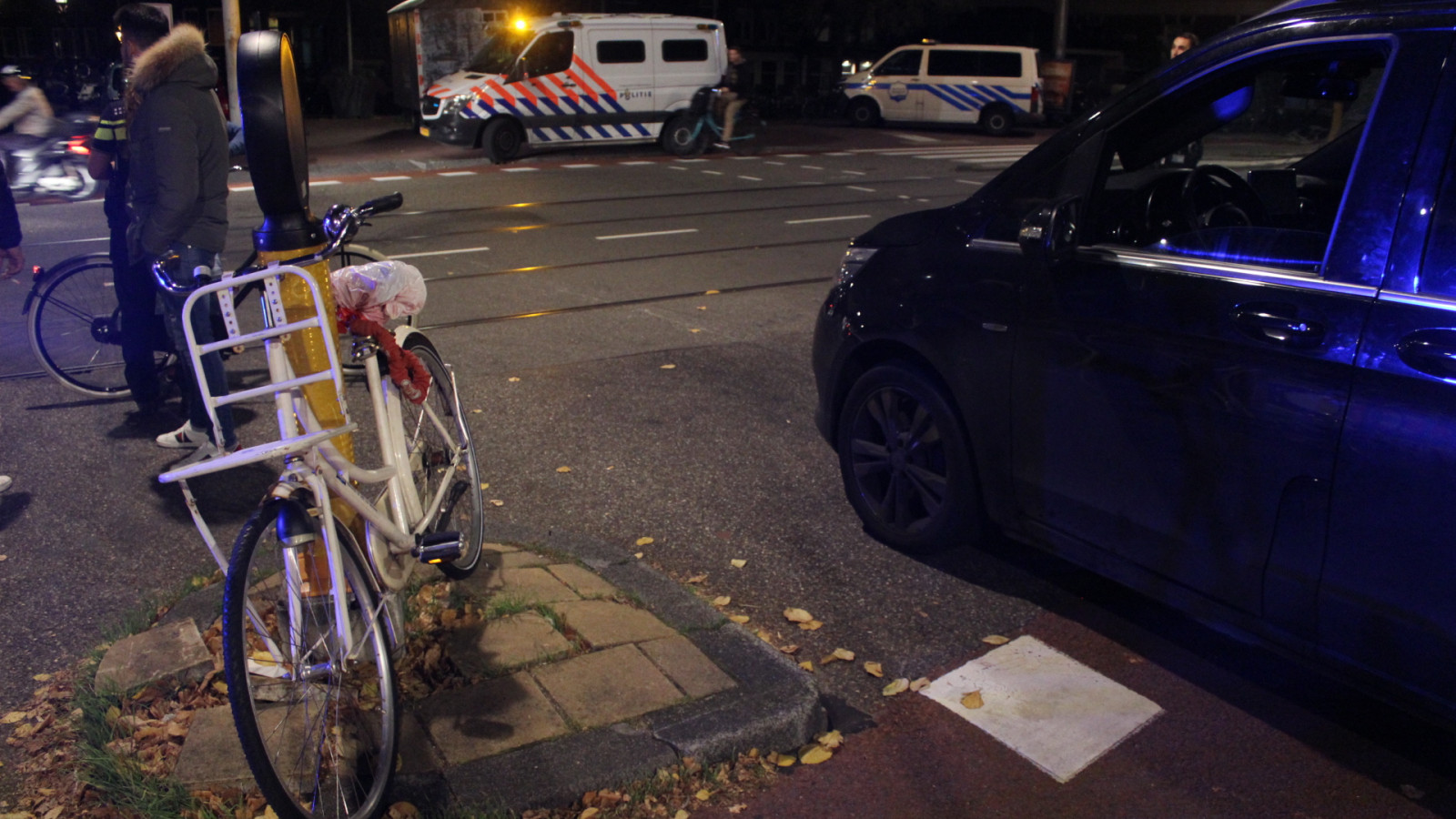 Fietser gewond na aanrijding met taxibusje op Marnixstraat