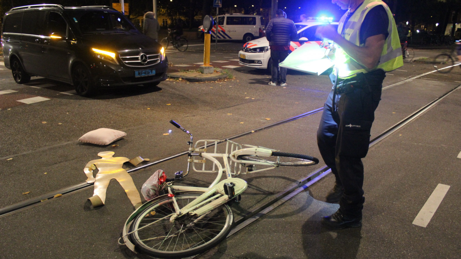 Fietser gewond na aanrijding met taxibusje op Marnixstraat