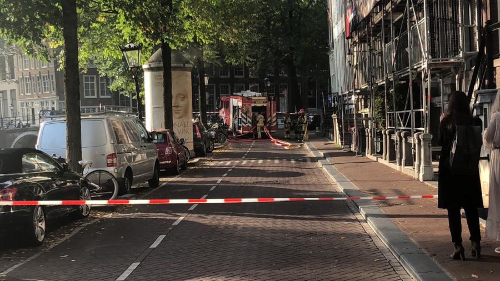 Brand in peperbus op Herengracht, stroom uitgevallen