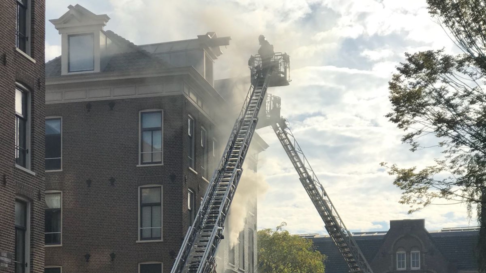 Grote uitslaande brand in woning in Czaar Peterbuurt