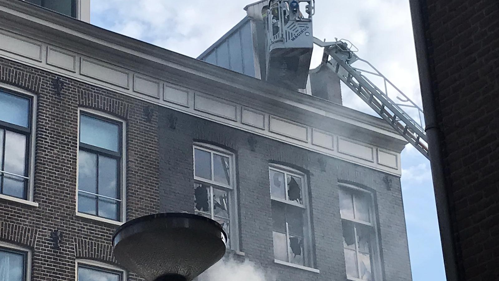 Grote uitslaande brand in woning in Czaar Peterbuurt