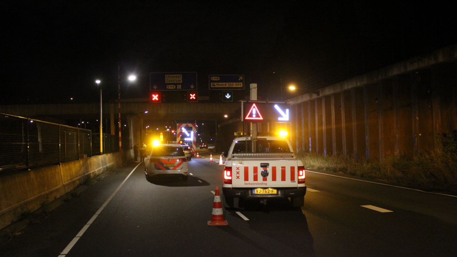 Automobilist rijdt in op pijlwagen bij afgesloten IJtunnel
