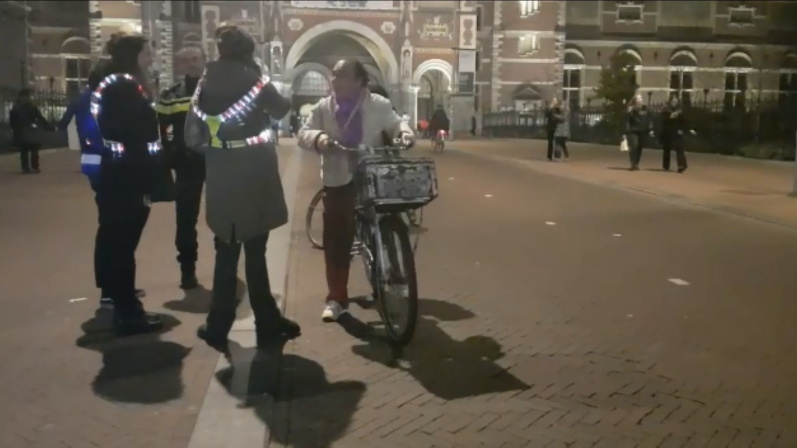 gratis fietslichtjes uitgedeeld bij Rijksmuseum