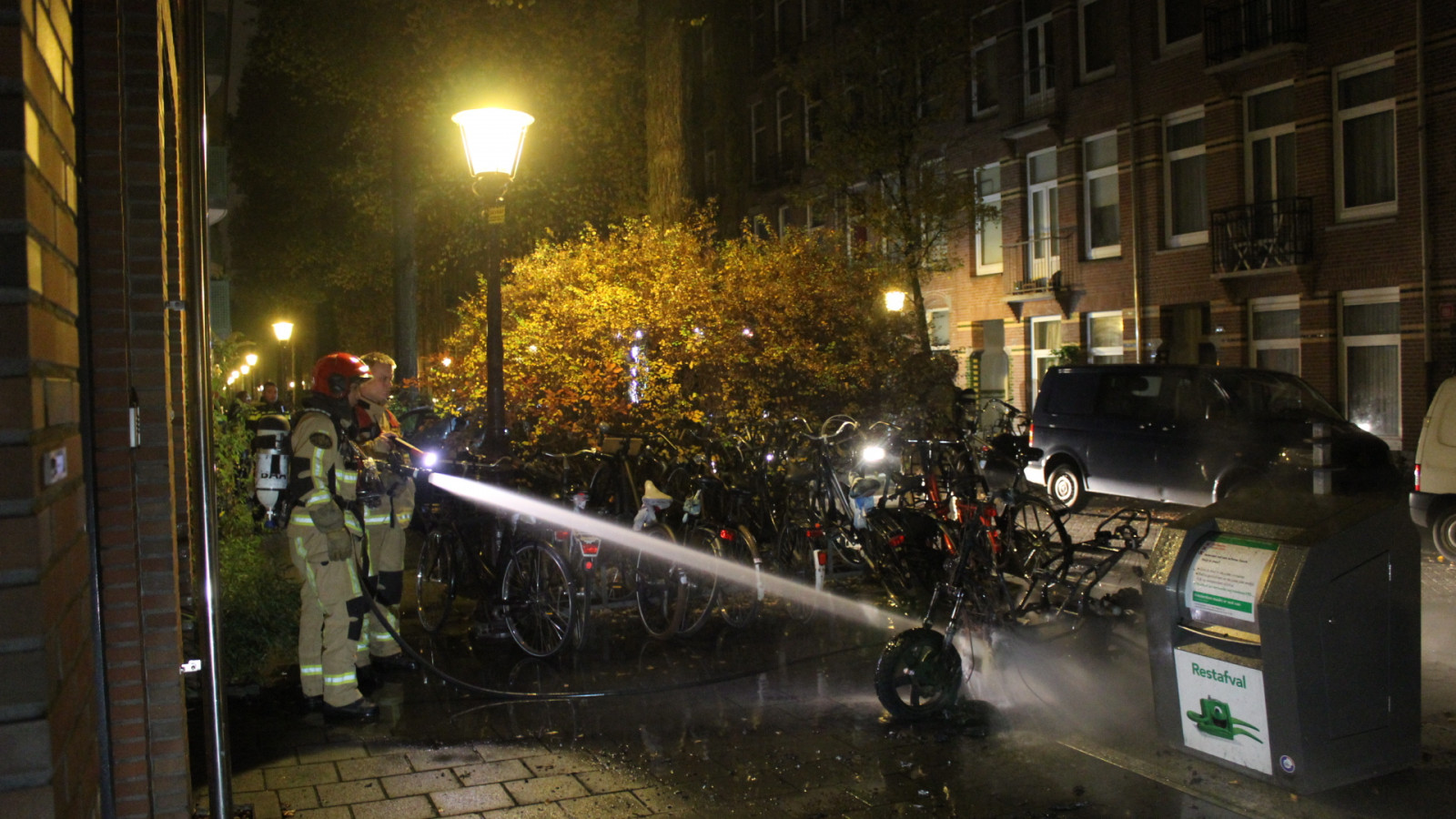 Twee scooters branden kort na elkaar af in Oost AT5