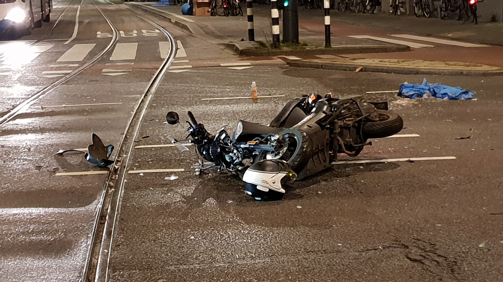 Twee gewonden na botsing taxi en scooter op Jan van Galenstraat