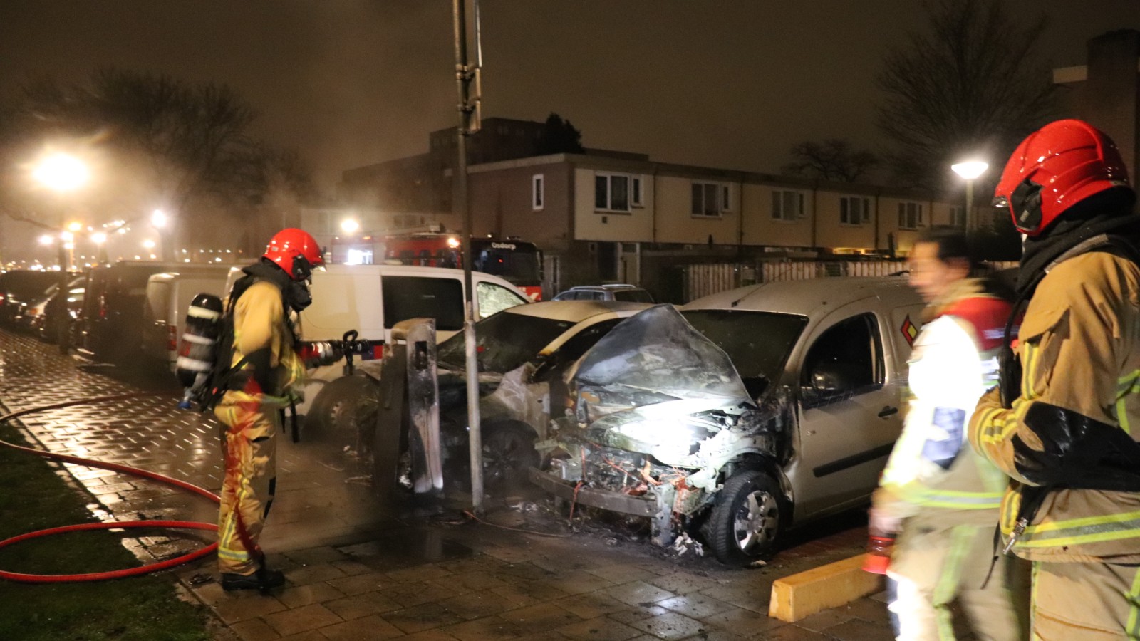 Elektrische auto's bij laadpaal uitgebrand in Geuzenveld