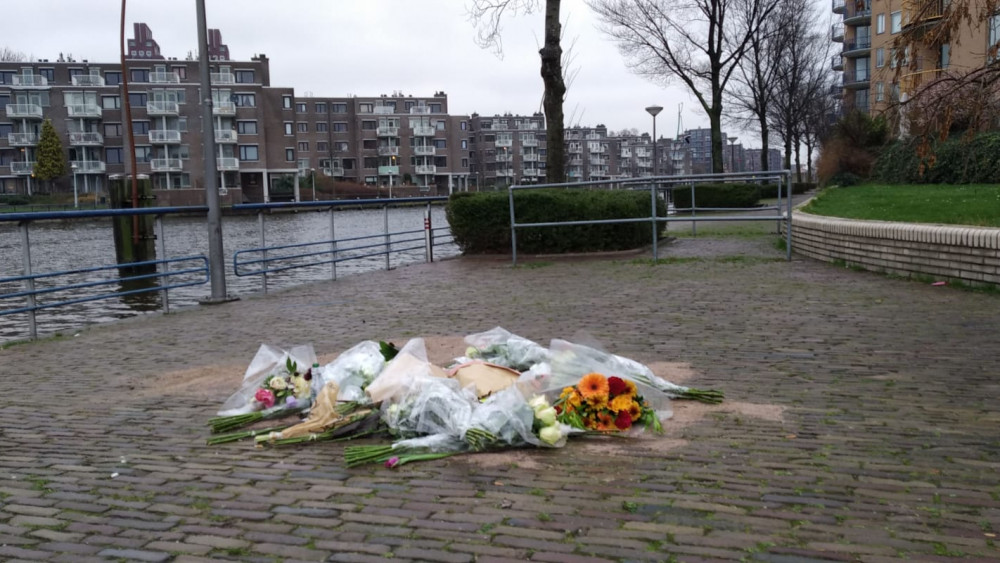 Bloemen Op Plek Fatale Steekpartij Van Reigersbergenstraat - AT5