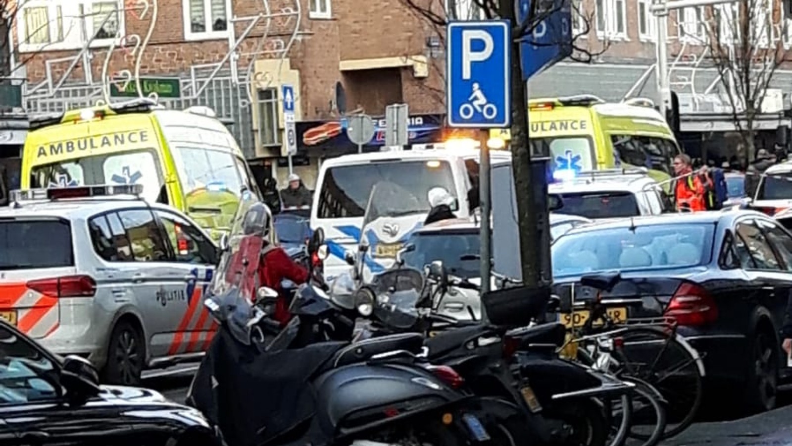 Ernstig ongeval met GVB-bus in Jan Evertsenstraat