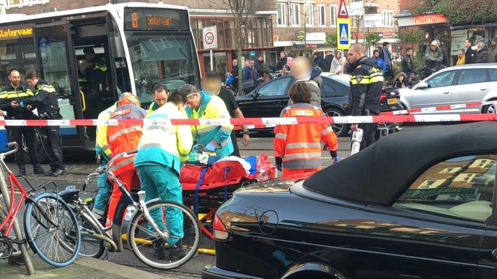 Fietser gewond bij aanrijding met GVB-bus in Jan Evertsenstraat
