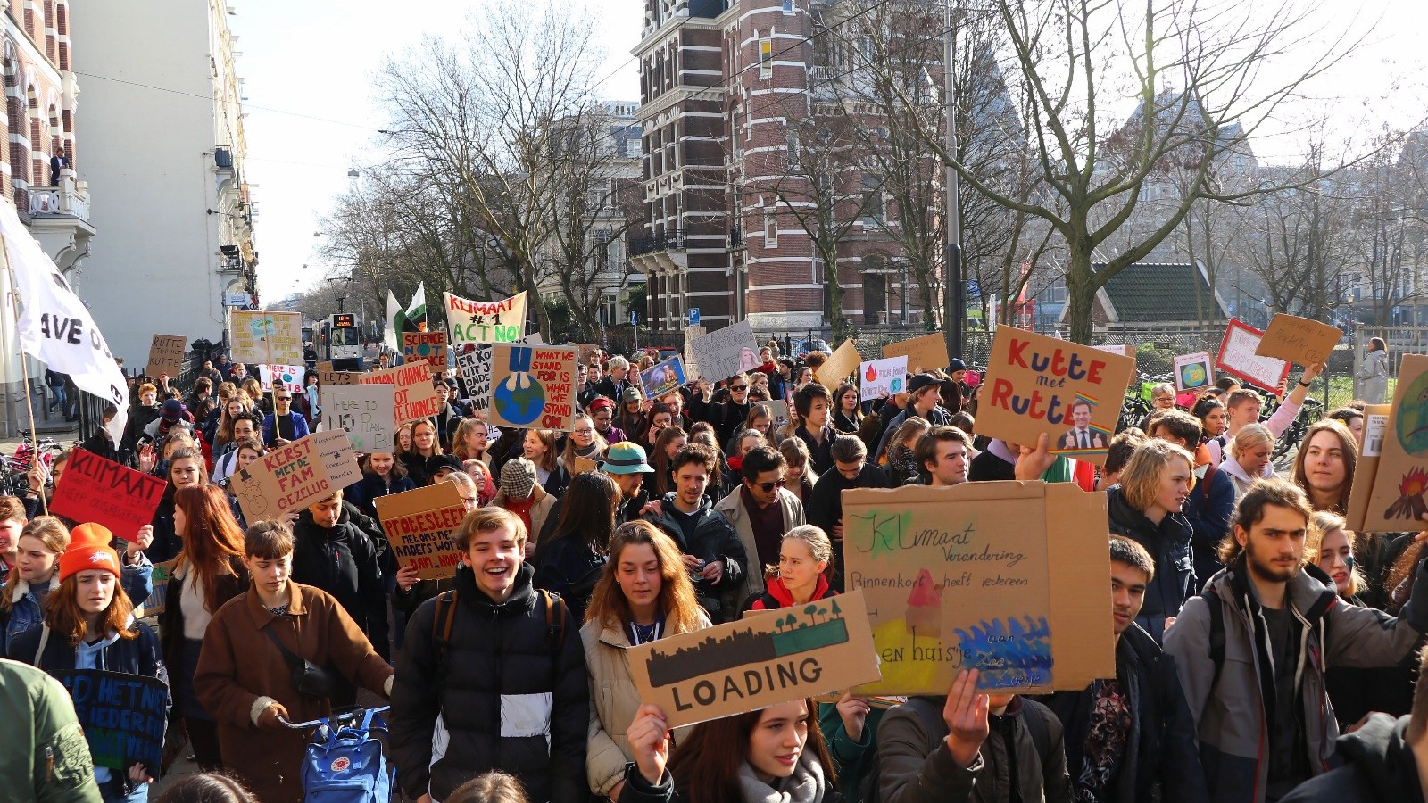 Studenten en scholieren verzamelen op de Dam voor beter klimaat
