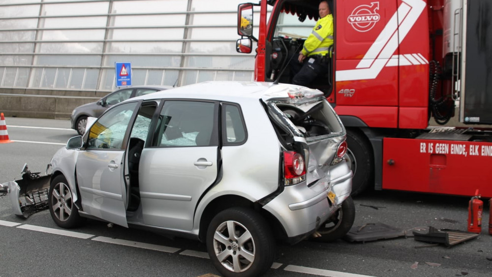 File Door Aanrijding Met Twee Vrachtauto's En Personenauto Op De A10 - AT5