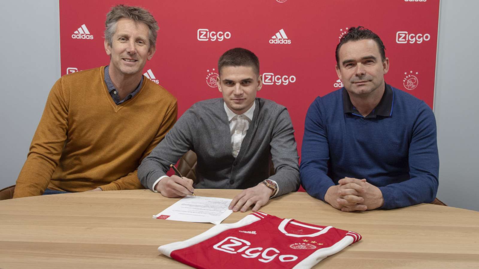 Razvan Marin tekent bij Ajax 1