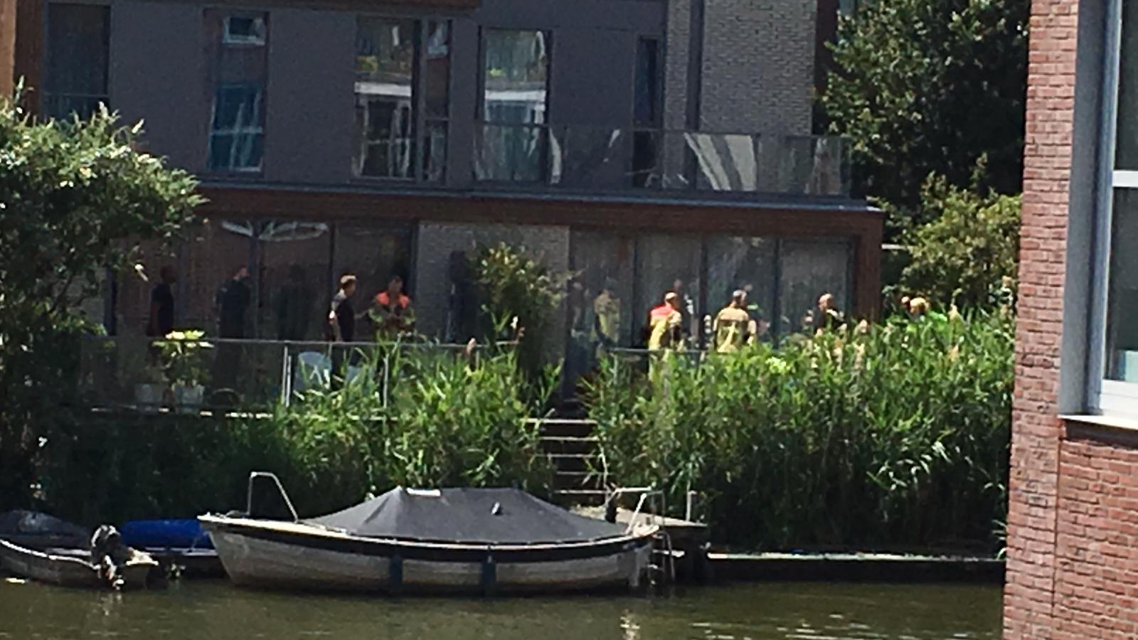 Vrouw valt tijdens schoonmaken van zes hoog in het water op IJburg