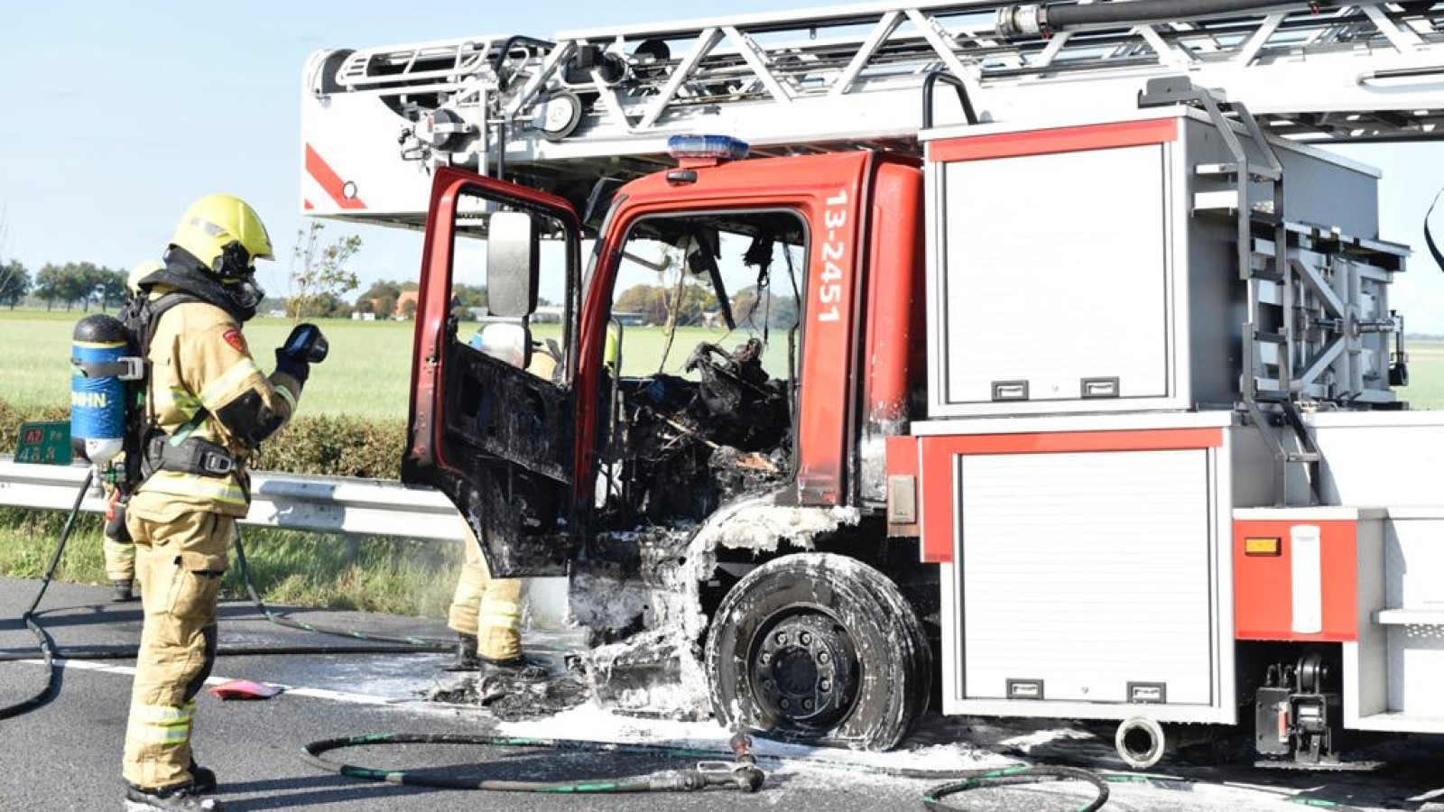 ladderwagen brandweer vliegt in brand
