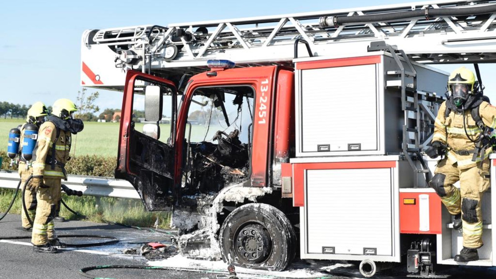 ladderwagen brandweer vliegt in brand