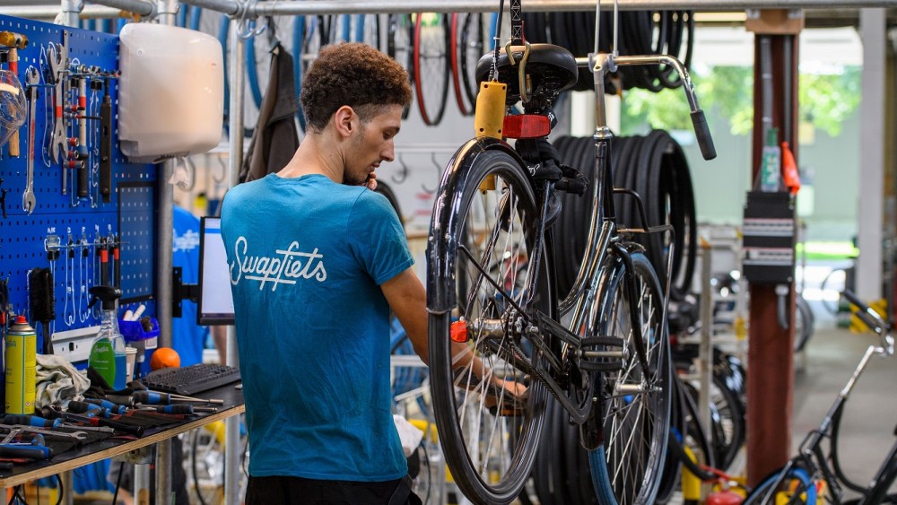 Swapfiets opent gigantische fietswerkplaats in Westpoort - AT5