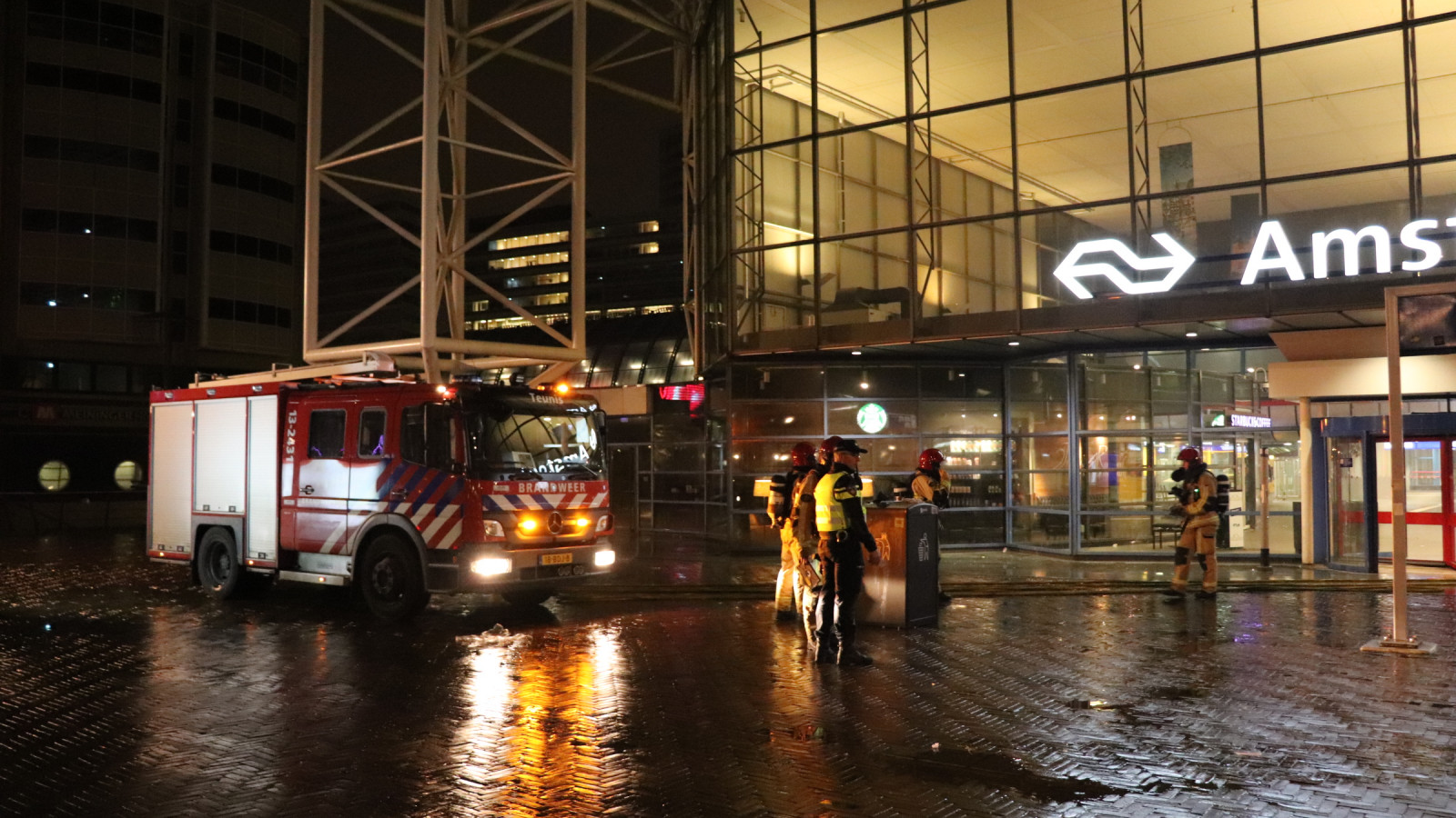 Hal Station Sloterdijk ontruimd na brand in prullenbak 