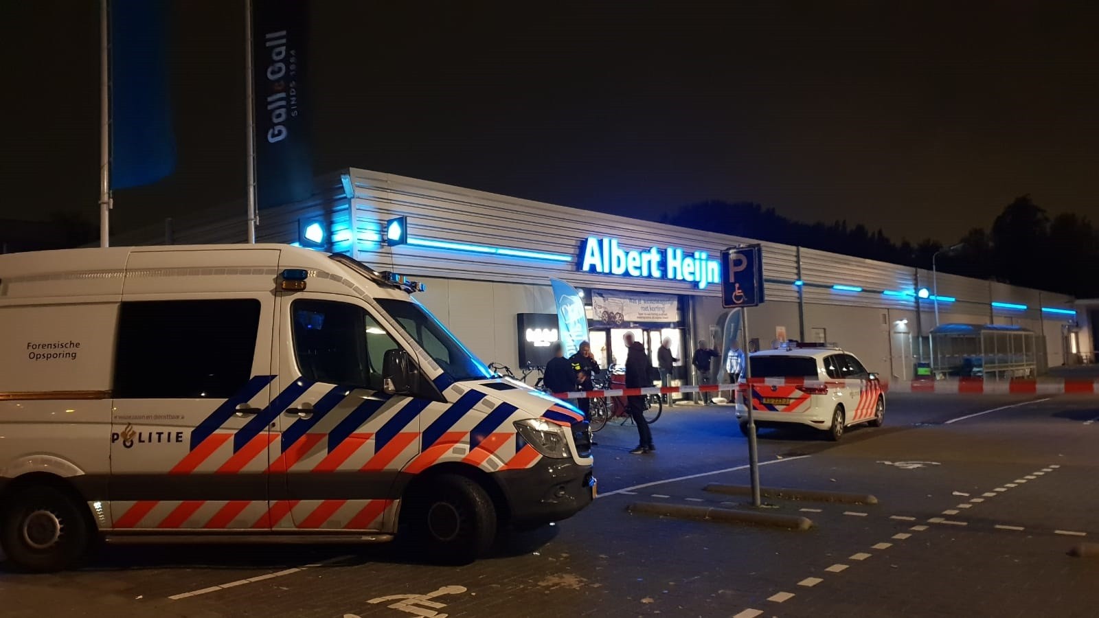 Gemaskerd duo met vuurwapen overvalt Albert Heijn in Amstelveen