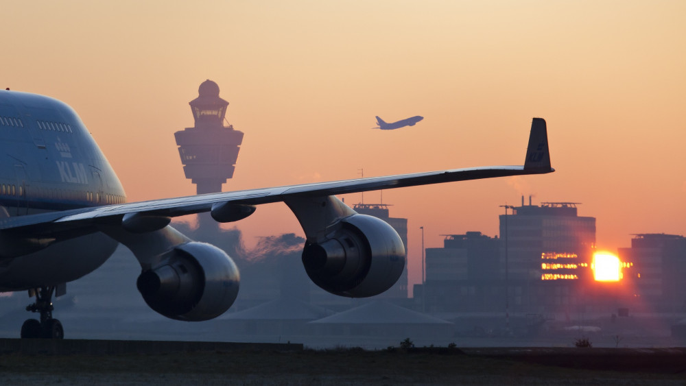 Six travelers arrested at Schiphol after nuisance on plane to Spain