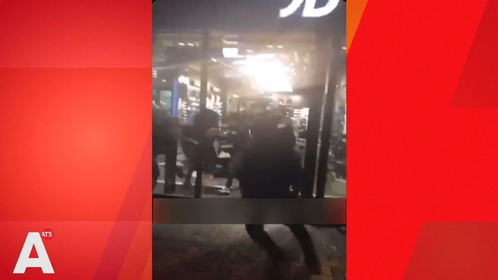 Na Londen en Brussel ook JD Sports in Zuidoost slachtoffer van plunderende  jongeren - AT5