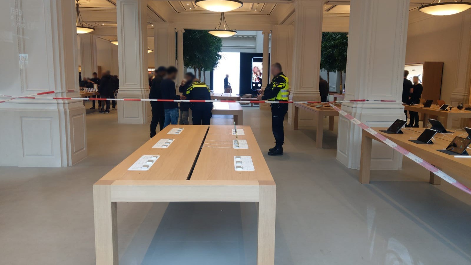 De Apple Store is gedeeltelijk afgezet